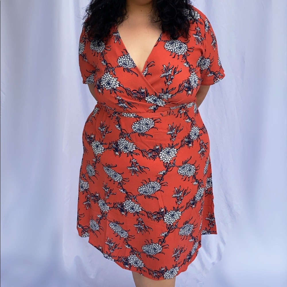 New with Tags Comfortable Plus size floral tie wrap sun dress